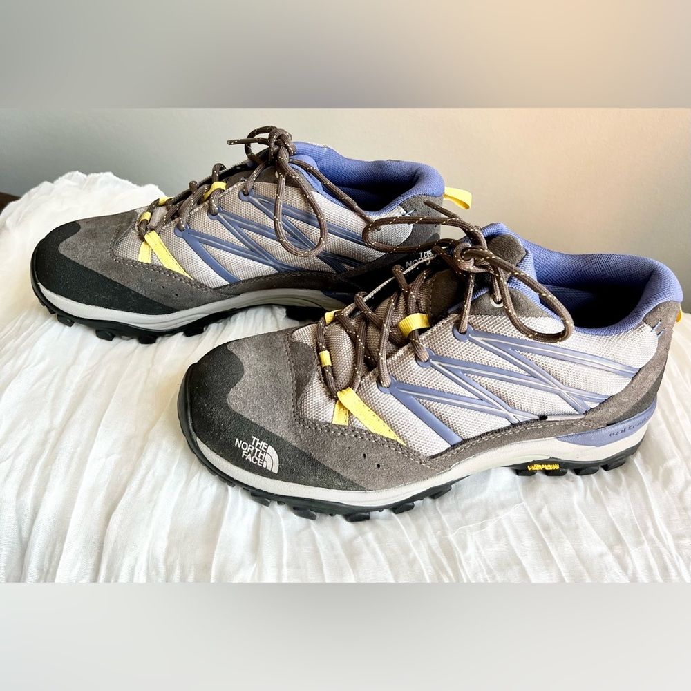 The North Face Heel Cradle PRO Hiking Shoes Vibram sole Size 8 - NEW